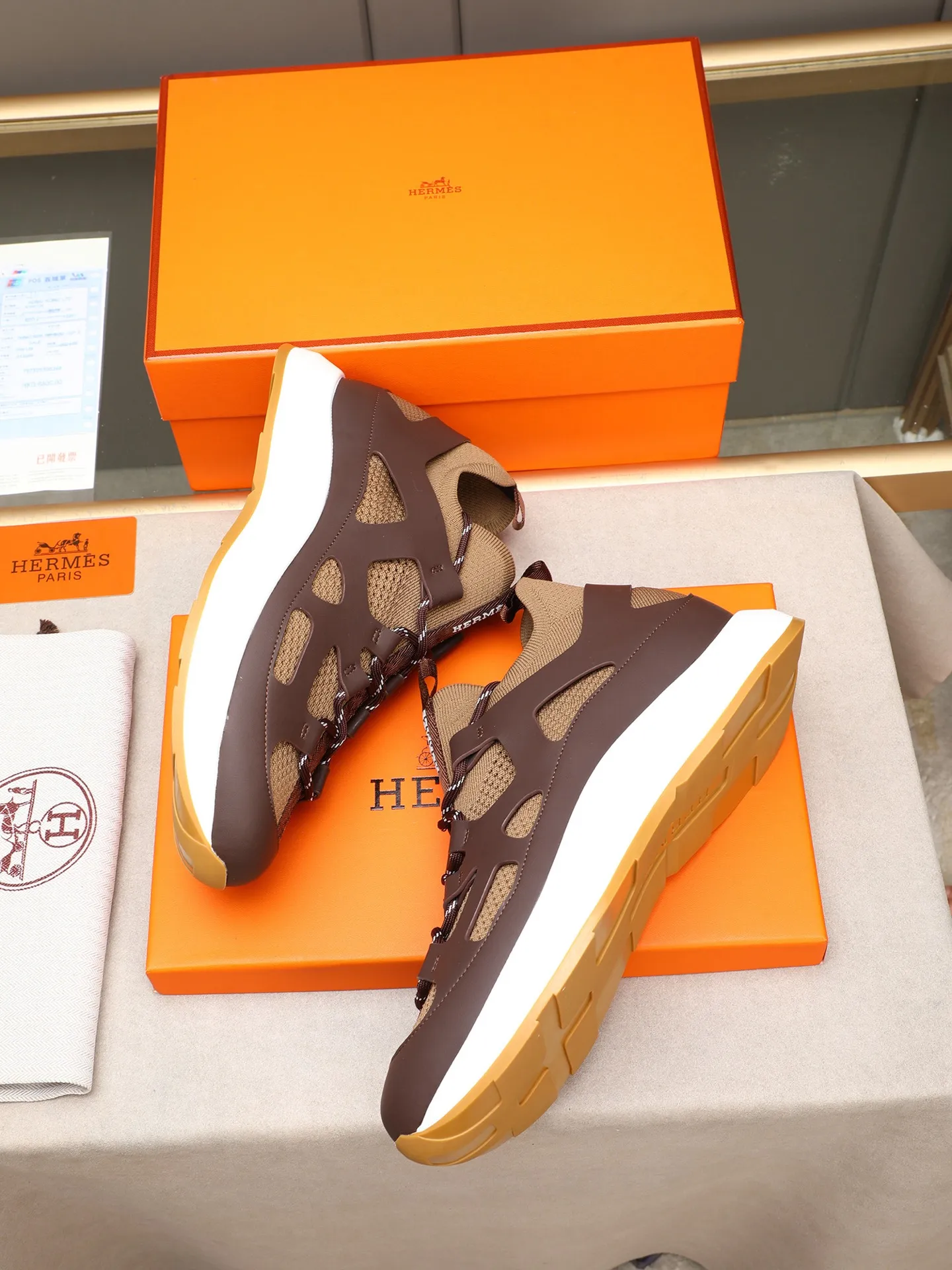 Men's shoes💰580 HERMES/Hermès men's rest sneakers! -High-end quality original casual sports shoes -Upper: high nappa calfskin, forging technology, knitted fabric, shoe brand webbing, injection molded brand logo -Inner: foot pad; water-dyed cowhide -Outsole: ultra-light TPU·rubber; two-color molded outsole -Ultra-high quality control·fine workmanship: highlighted (high-end·luxury·grade) Size: 38-39-40-41-42-43-44 (45 can be customized)